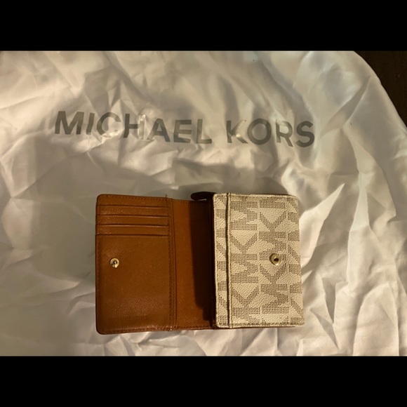 Michael Kors monogram shoulder bag. - Picture 5 of 8